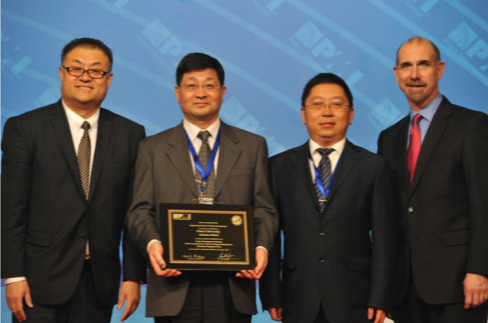 PMI总裁兼CEO郎马克先生（MR.Mark Langley）和PMI（中国）董事总经理陈永涛先生为河海大学颁发PMI-GAC国际认证授牌